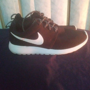 WOMENS ROSHE ONE'S SIZE 9